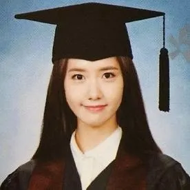 Yoona pakai toga © Dongguk Uni