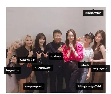 Yoona bersama SNSD dan Lee Soo Man © instagram.com/yoona__lim