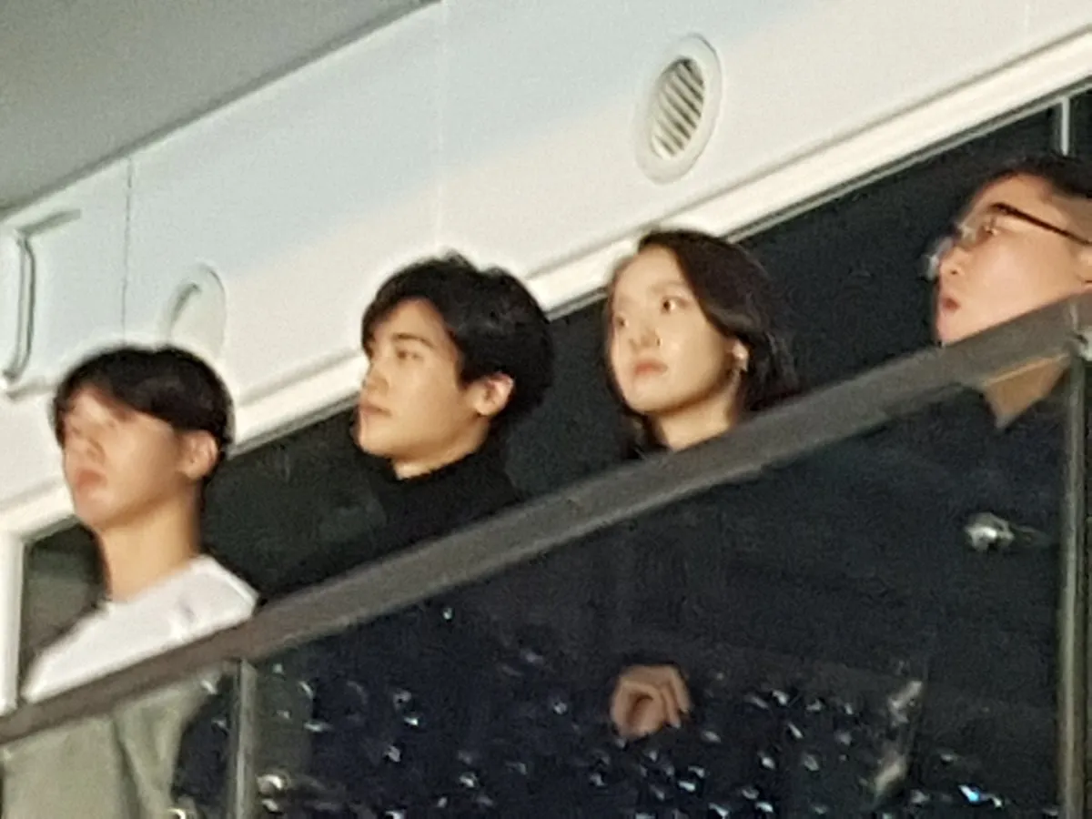 Park Seo Jun, Hyungsik dan Yoona di konser BTS. Credit: twitter.com