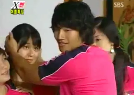 Yoon Eun Hye dan Kim Jong Kook saat membintangi X-Man. @soompi.com
