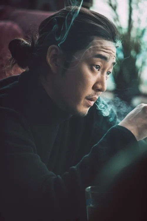 Yoon Kye Sang dalam THE OUTLAWS © Megabox Plus M