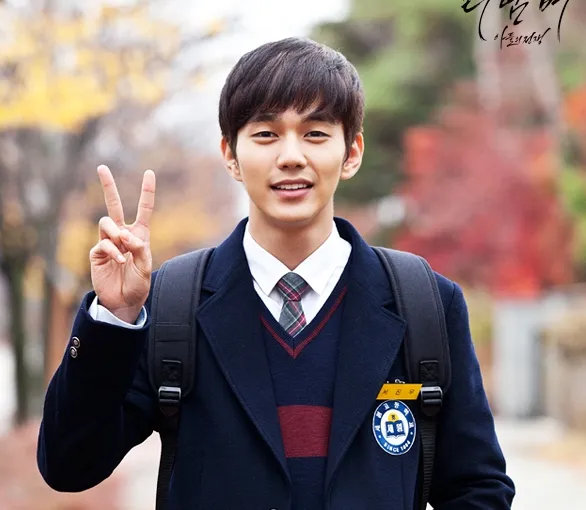 Yoo Seung Ho yang ternyata menghabiskan waktu hangout ke cafe dan warnet. ©soompi.com