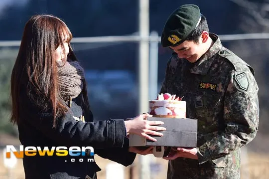 Yoo Seung Ho terharu saat melihat sambutan fans dan crew agensi atas pembebasakannya. @mwave.interest.me