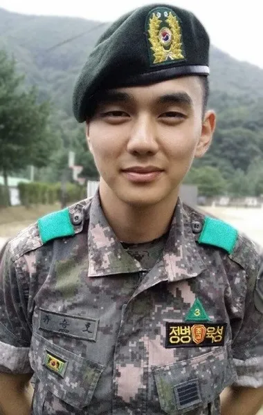 Yoo Seung Ho memberi kejutan dengan berpose menggunakan pakaian tentara di camp militer. @soompi.com