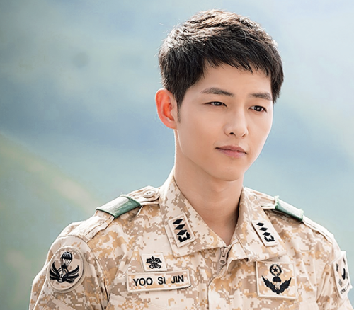Yoo Shi Jin awalnya bukan seorang kapten, melainkan dokter. © soompi.com
