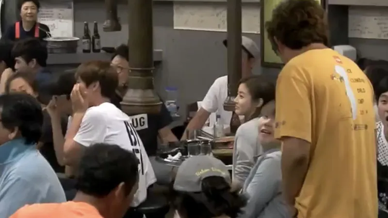 Yoo Yeon Seok dan Kang Sora saat melihat adegan ciuman mereka di episode terakhir. ©soompi.com
