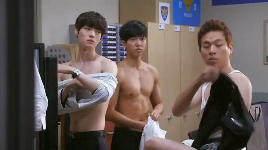 Salah satu adegan Lee Seung Gi bersama Ahn Jae Hyun dalam You're All Surrounded @dramabeans.com