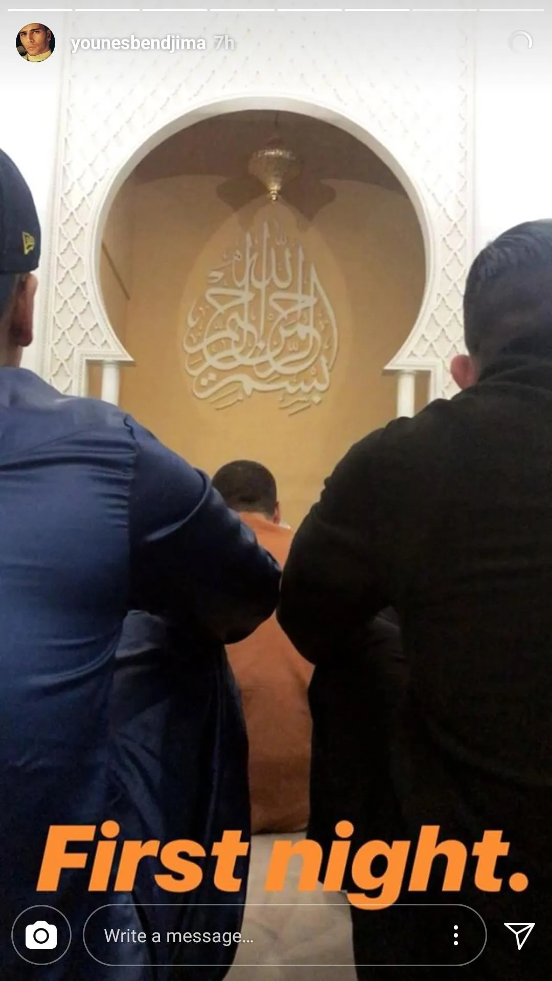 Nggak cuma itu, cowok ganteng ini bahkan memperlihatkan momen saat sedang salat Tarawih © instagram.com/younesbendjima