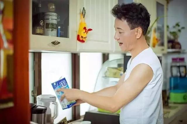 Bisa tebak nggak tuh susu yang diminum kakek Hu Hai merk apa? © odditycentral.com/read01.com