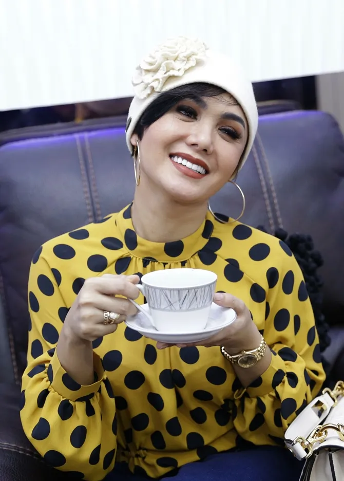 Yuni Shara suka banget minum kopi © KapanLagi.com/Agus Apriyanto