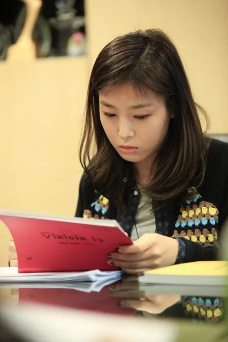 Tampak serius, Yubin total untuk memulai debut akting ©soompi.com