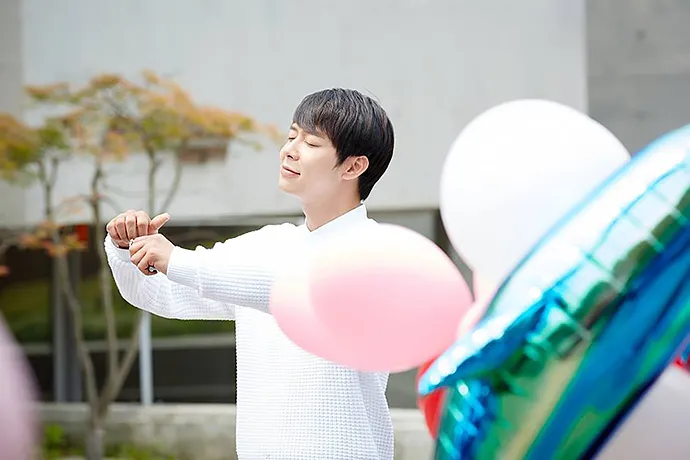 Yoochun dalam suasana bahagia untuk episode 15 Sensory Couple. ©sbs