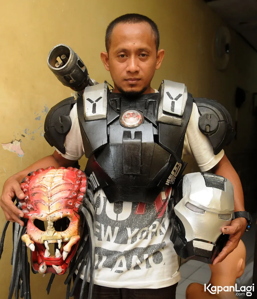 Yudi dengan kostum superhero buatannya yang disewakan serta dijual. ©KapanLagi.com/Bayu Herdianto
