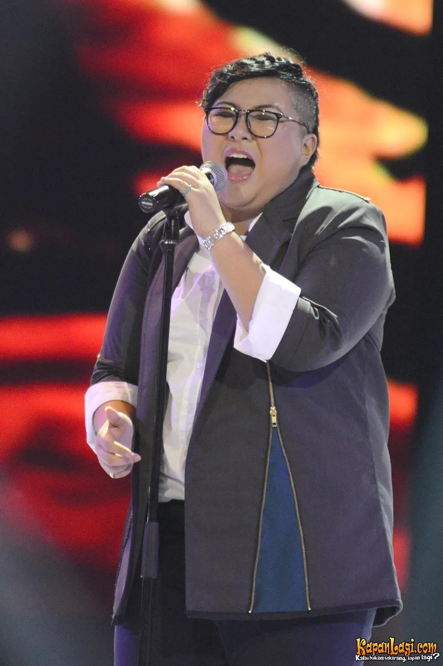 Yuka malam ini terlihat bahagia mendapat kesempatan duet dengan Afgan.