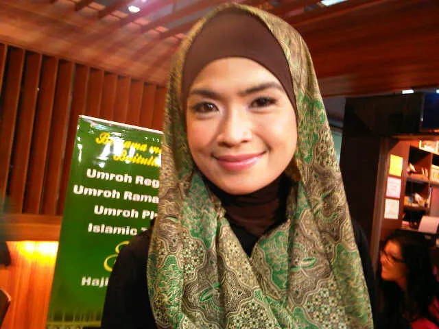 Yulia Rachman memantapkan hati untuk memakai hijab. foto: Ruswanto