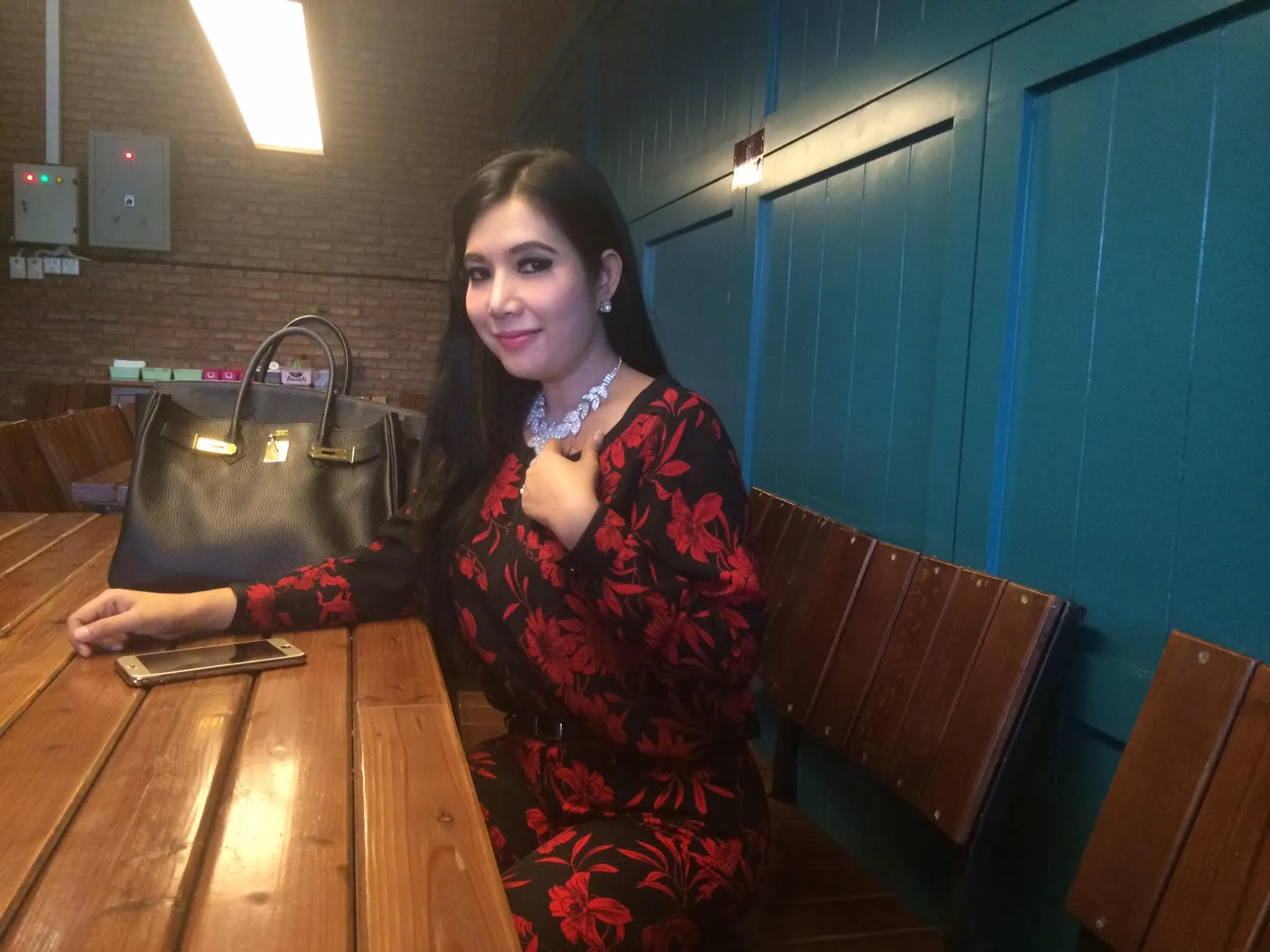 Yulia Amalia kini jalankan bisnis fashion wanita. Salah satu pemasok barang di tokonya adalah Annisa Bahar © KapanLagi.com/Dedi Rahmadi