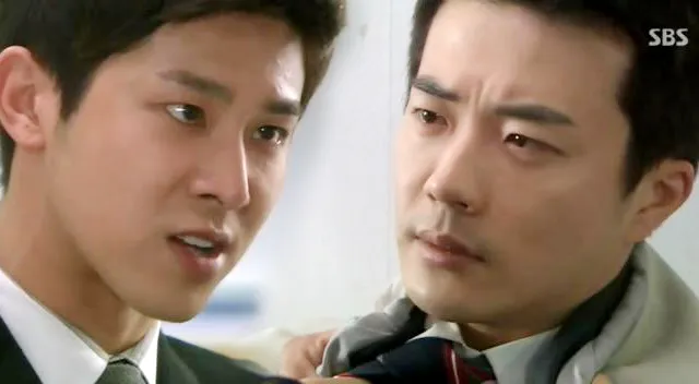 Yunho dan aktor Kwon Sang Woo bermain dalam drama yang sama. ©soompi.com