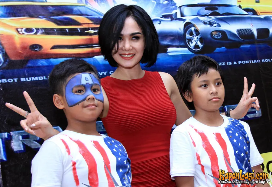 Yuni dan kedua putranya @ Kapanlagi.com®