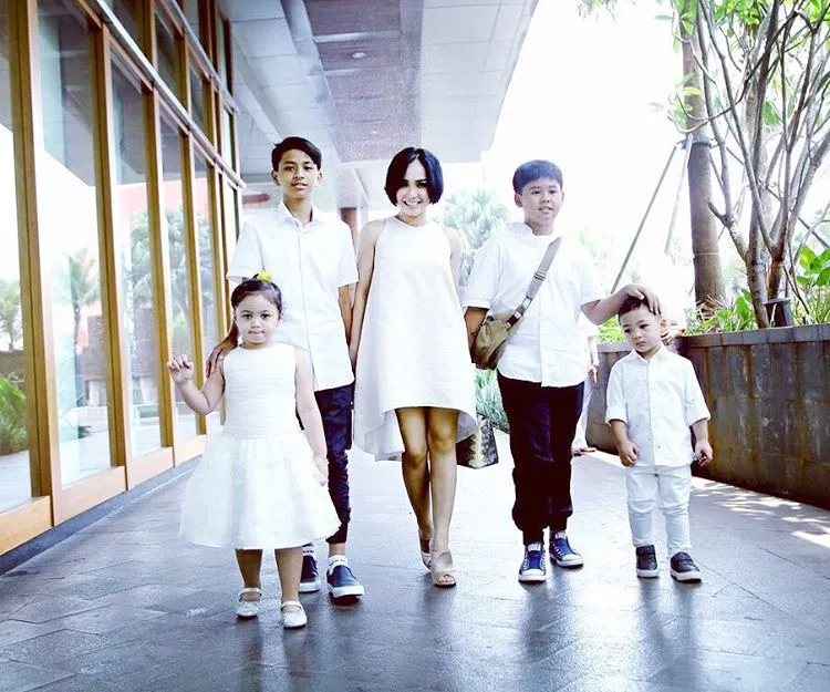 Yuni Shara mengajari anaknya untuk mandiri. ©instagram Yuni Shara