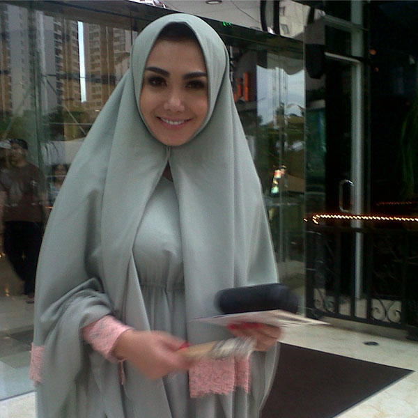 Pakai jilbab Yuni Shara suka yang klasik merdeka com