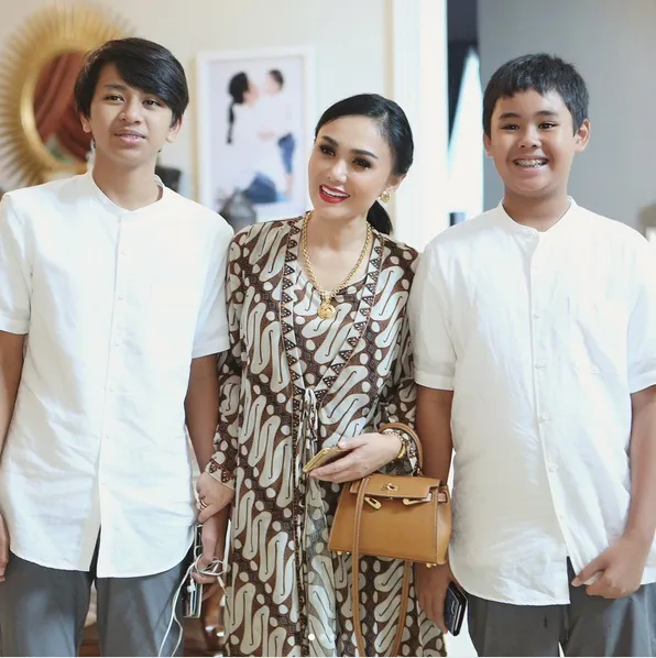 Bersama dengan kedua putranya, Yuni pamerkan momen keluarga yang manis. /©instagram.com/yunishara36