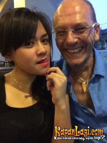Yunita sempat mengumbar kemesraan dengan seorang Bule bernama Steve.