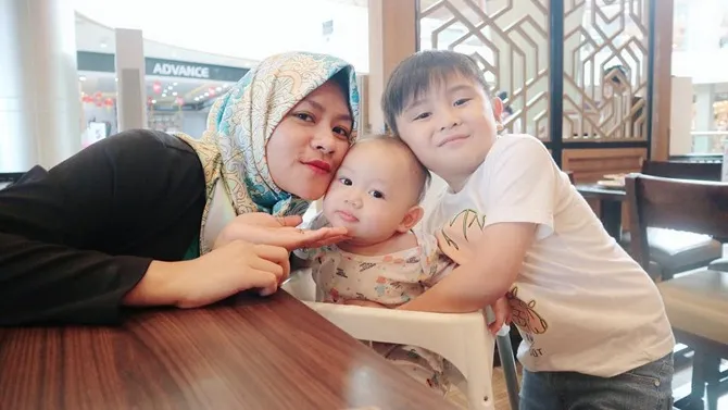 Yunita bersama kedua anaknya (credit: instagram.com/lee_yunita)