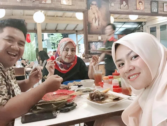 Kedekatan Yunita bersama mertua (credit: instagram.com/lee_yunita)