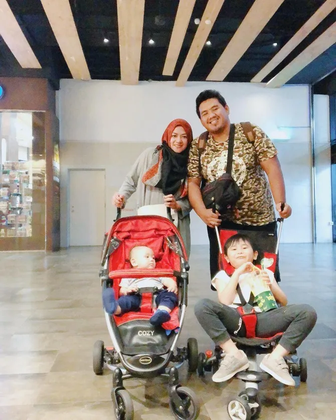 Yunita Lestari dan keluarga (credit: instagram.com/lee_yunita)