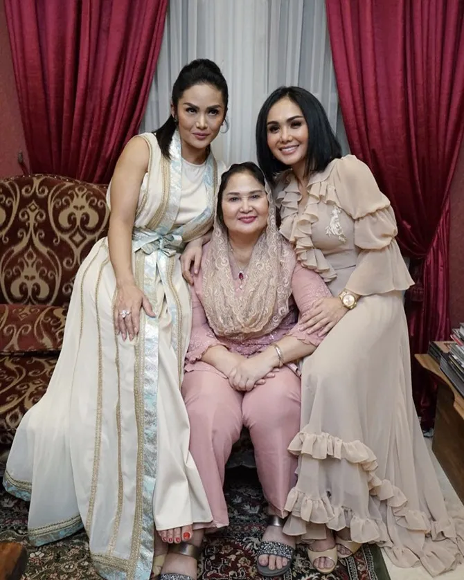 Yuni Shara, KD, dan sang mama (credit : instagram.com/yunishara36)