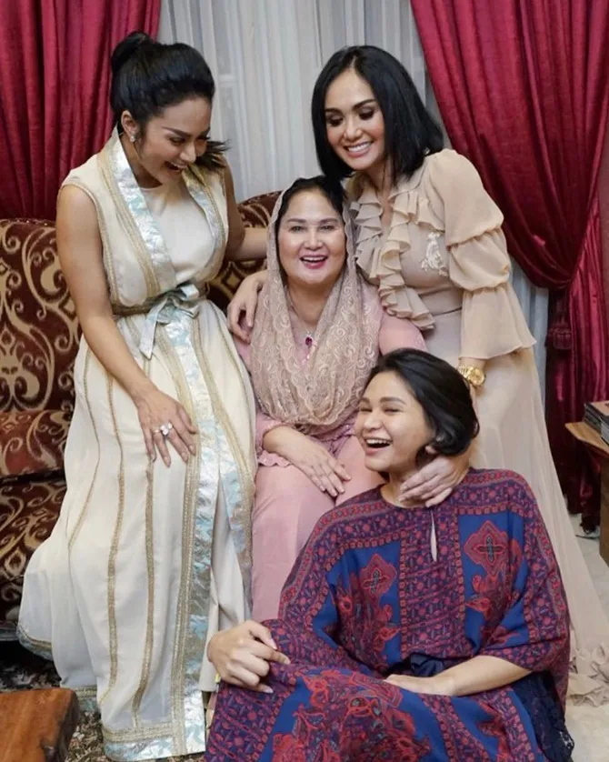 Kebersamaan Yuni Shara, KD, sang mama dan adiknya di momen ulang tahunnya (credit : instagram.com/yunishara36)