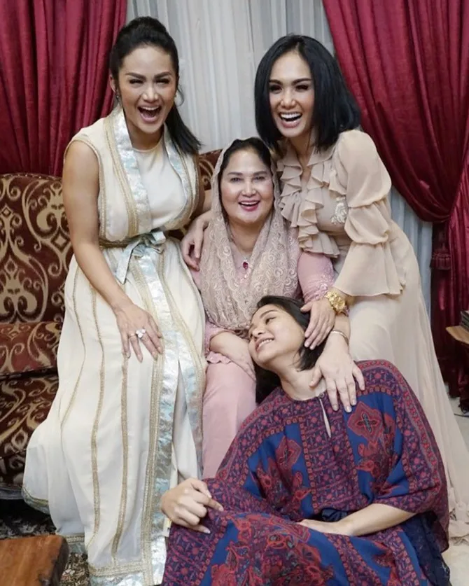 Kebersamaan Yuni Shara, KD, sang mama dan adiknya di momen ulang tahunnya (credit : instagram.com/yunishara36)