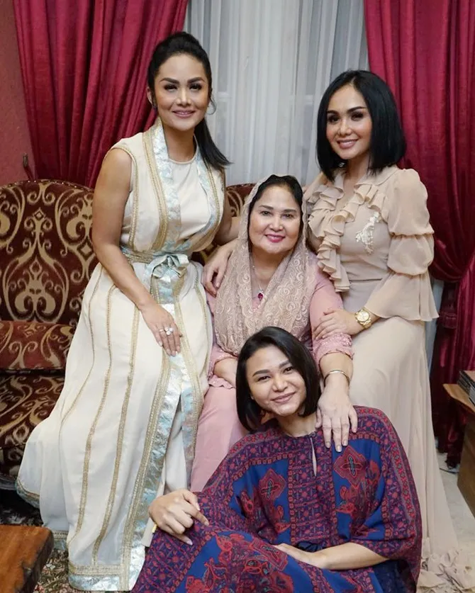 Kebersamaan Yuni Shara, KD, sang mama dan adiknya di momen ulang tahunnya (credit : instagram.com/yunishara36)