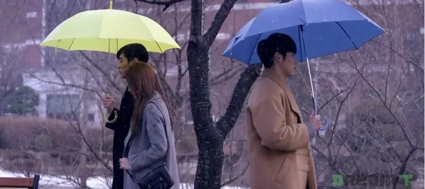 Salah satu adegan yang bikin sedih di MV On Rainy Days © YouTube