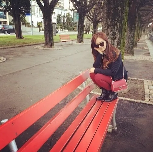 Yuri Girls Generation berfoto di atas bangku merah sambil berjongkok @soompi.com