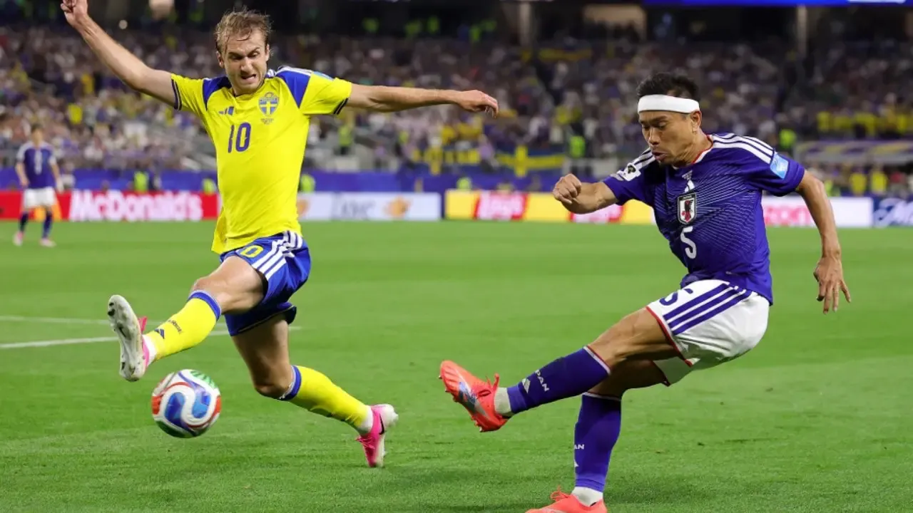 Yuto Nagatomo dari Timnas Jepang mengumpan bola saat pertandingan Grup F Piala Dunia 2026 antara Jepang dan Swedia di Stadion Dallas pada 26 Juni 2026 di Arlington, Texas. (Alex Slitz/Getty Images via AFP)