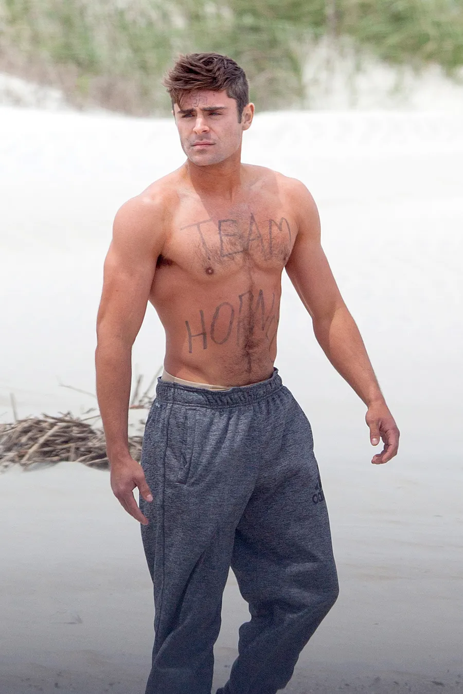 Gaya Zac Efron ini sudah pantas ya jadi penjaga pantai :) © splashnews.com