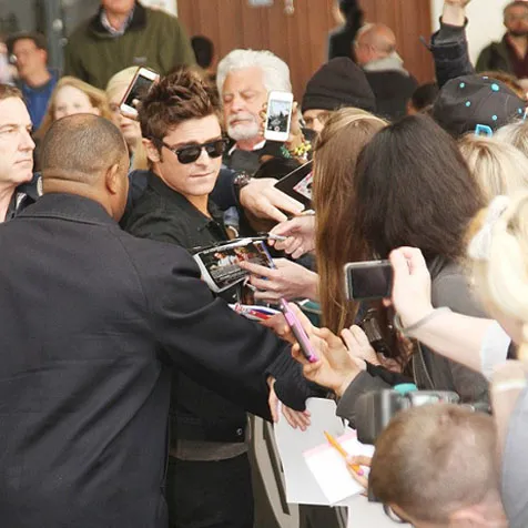 Kedatangan Zac Efron Disambut Hangat Fansnya @ dailymail.co.uk