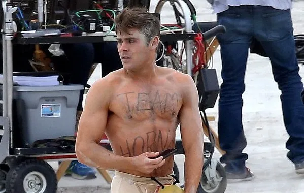 Zac Efron ketika syuting DIRTY GRANDPA di pantai © Fameflyenet