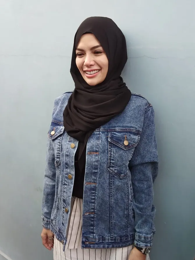 Nikita Mirzani sempat alami pergulatan batin saat dirinya putuskan berhijab © KapanLagi.com/Sahal Fadhli