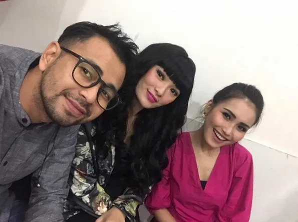 Raffi, Zaskia dan Ayu kompak di belakang panggung ©instagram/zaskia_gotix