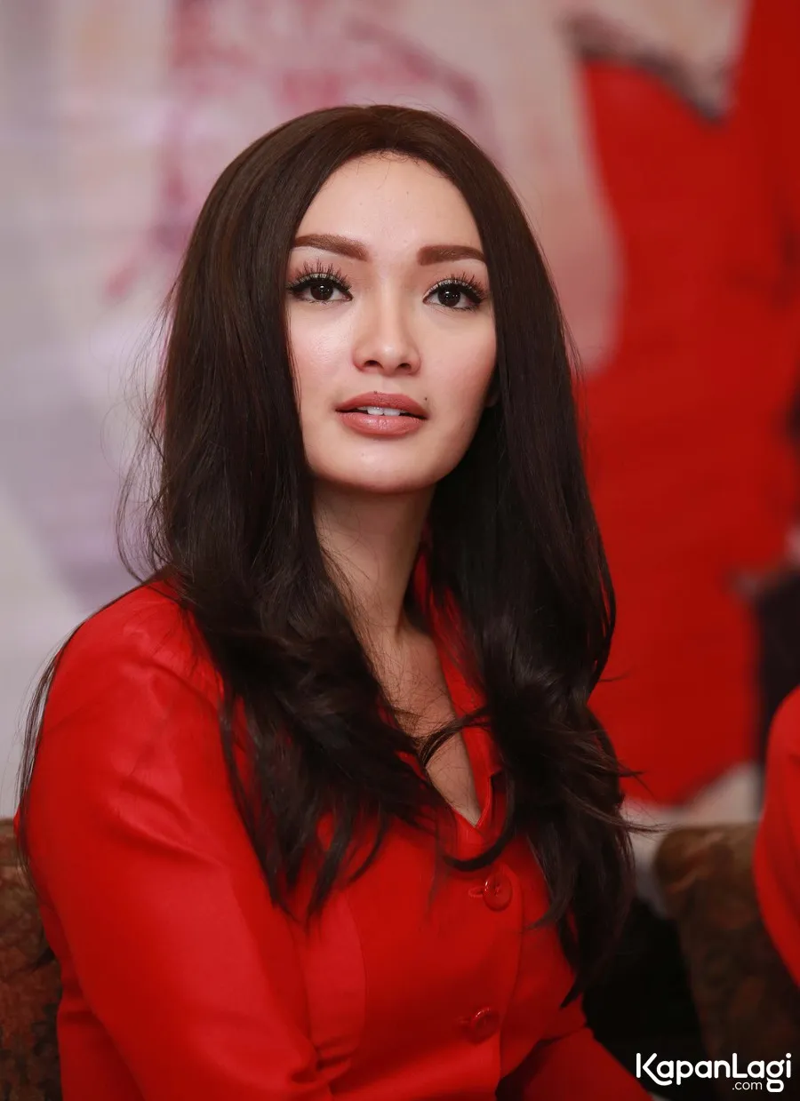Zaskia Gotik butuh barang branded sebagai 'pemanis' penampilannya © KapanLagi.com®/Muhammad Akrom Sukarya