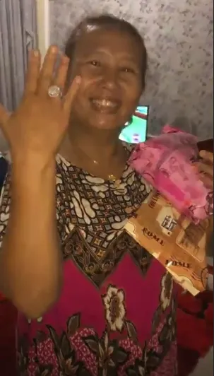 Zaskia beri kado cincin ini untuk ibu ©instagram/zaskia_gotix