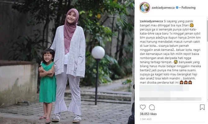 Zaskia tak pernah meninggalkan anak-anaknya di rumah. (Credit: Instagram/zaskiadyamecca)