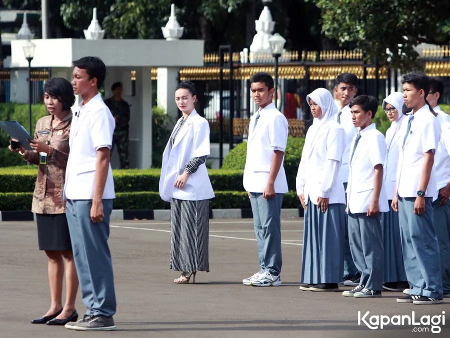 Zaskia Gotik ikuti upacara bendera © KapanLagi.com®/Muhammad Akrom Sukarya