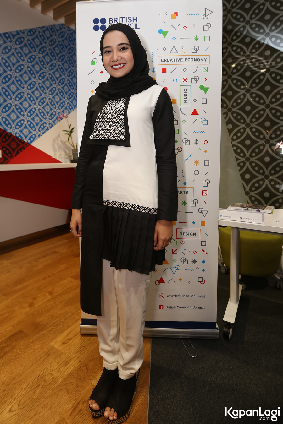  Zaskia  Sungkar  Tampilkan Busana Muslim di London Fashion 