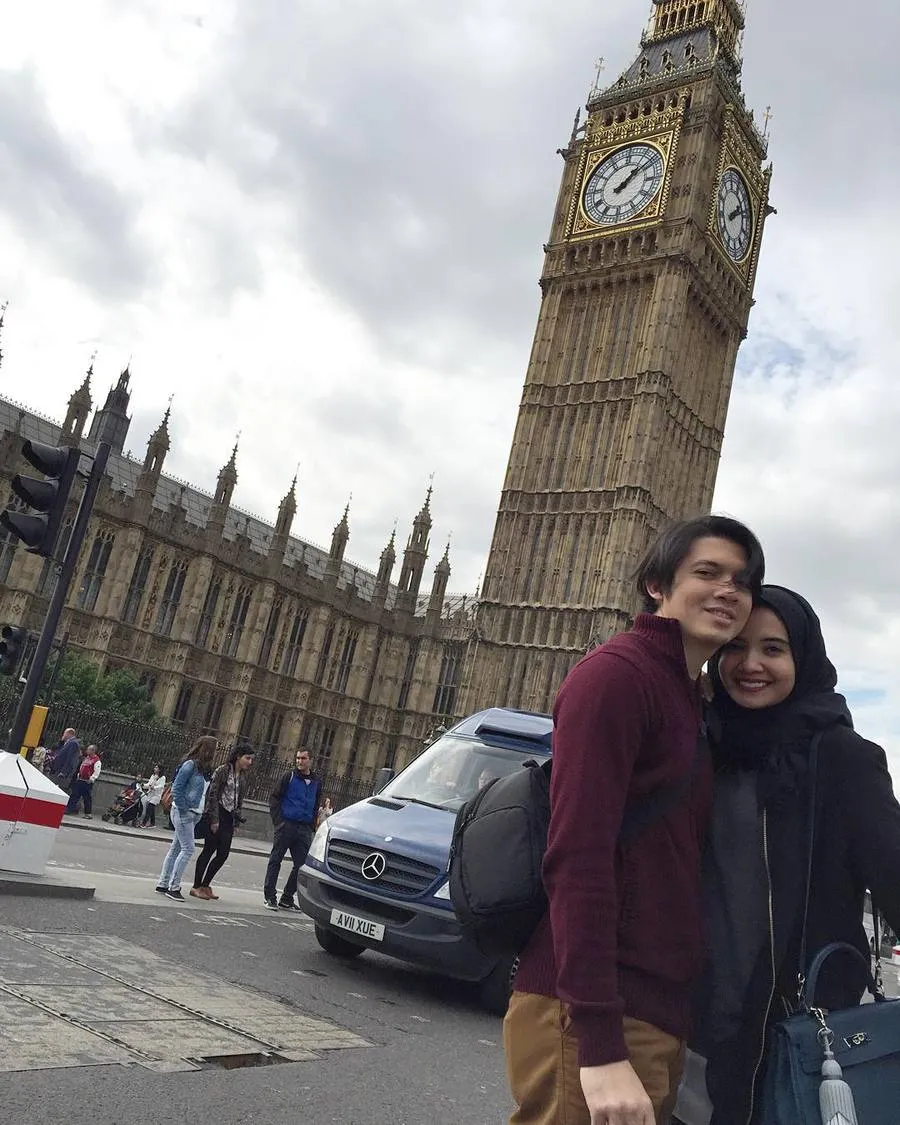 Zaskia dan Irwan saat honeymoon ke London/©instagram.com/zaskiasungkar