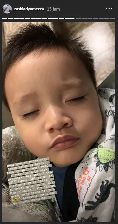 Zaskia Adya Mecca dan buah hati tidur di hotel ©instagram.com/zaskiaadyamecca