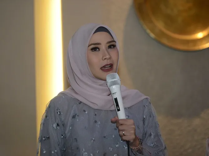 Zaskia Adya Mecca memberi perhatian lebih ke Bhre Kata. © KapanLagi.com/Bayu Herdianto
