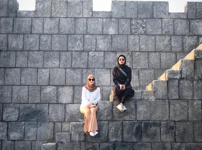 Zaskia berpose di depan salah satu benteng Studio Gamplong. © Instagram/zaskiadyamecca